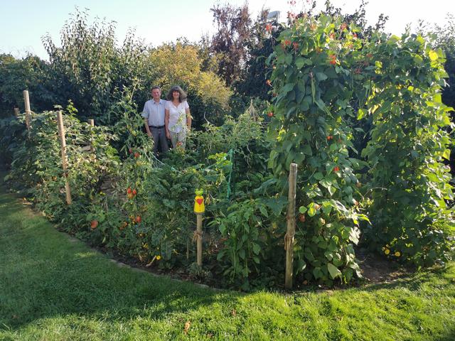 Der liebevoll bewirtschaftete Gemüsegarten ist ein echter Hingucker und ein wichtiger Lebensraum für Insekten im Garten der Familie Busch. Das Bild zeigt (von links): Gartenbesitzer Martin und Martina Busch.