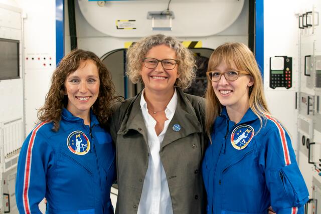 Dr. Insa Thiele-Eich (rechts) und ihre Kollegin Dr. Suzanna Randall (links) mit der Gründerin der Initiative „erste deutsche Astronautin“ Claudia Kessler. | Foto: ©dieastronautin