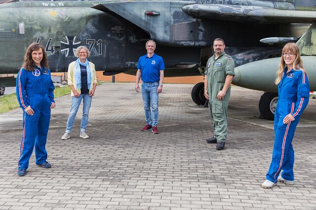 Dr. Insa Thiele-Eich (rechts) und Dr. Suzanna Randall (links) absolvieren einen Teil des Trainings bei der Bundeswehr.  | Foto: ©Bundeswehr_StephanInc