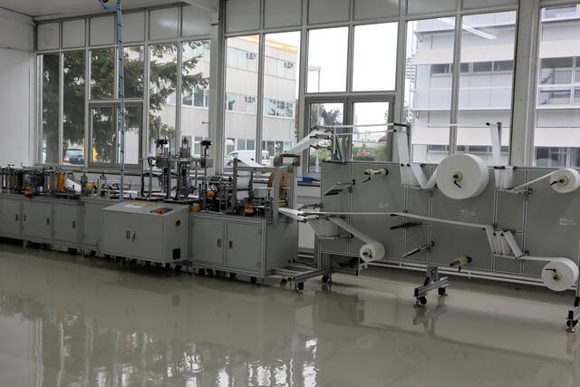 Die Maschine wurde in China eingekauft und für die Maskenproduktion umgebaut.