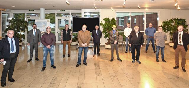 Die neun neuen Feldgeschworenen mit Kreisobmann Eberhard Ulrich und Landrat Jens Marco Scherf (von links) sowie Andreas Zimmermann (Vermessungsamt, rechts).