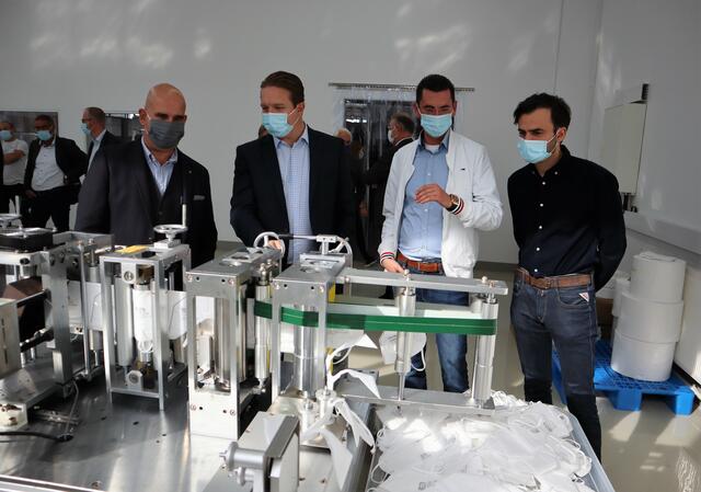Vertreter aus Wirtschaft und Politik nahmen die Gelegenheit wahr, sich die Schutzmasken-Maschine genau anzusehen.
