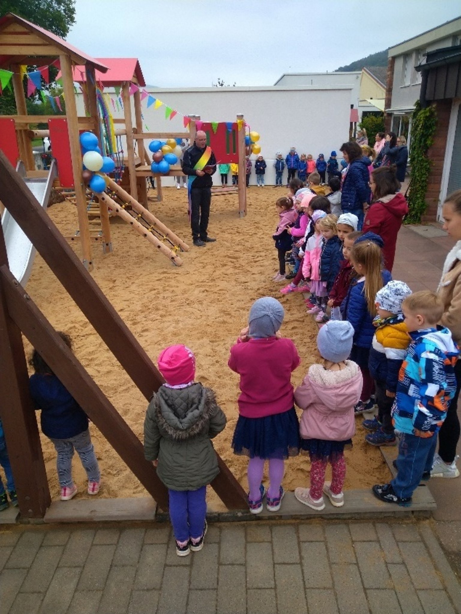 Neue Kletteranlage im Kindergarten Freudenberg gesegnet - Freudenberg