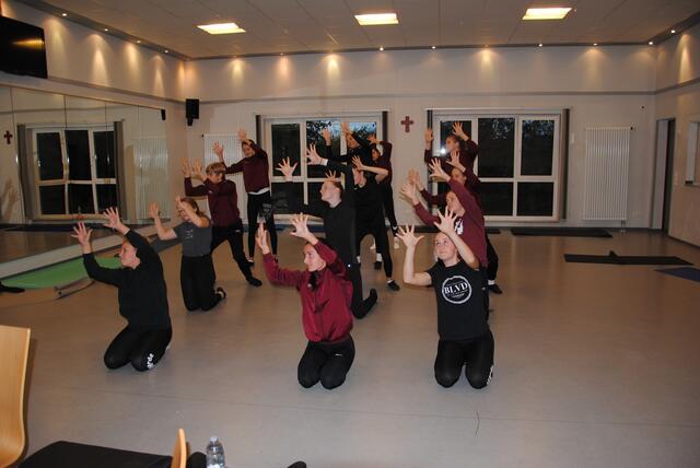 Die 16 Mädchen und der Junge der Jugendgarde des Niedernberger Carnevalsvereins e.V. freuen sich, dass sie sich wieder sehen und gemeinsam tanzen können.  | Foto: Andrea Kaller-Fichtmüller