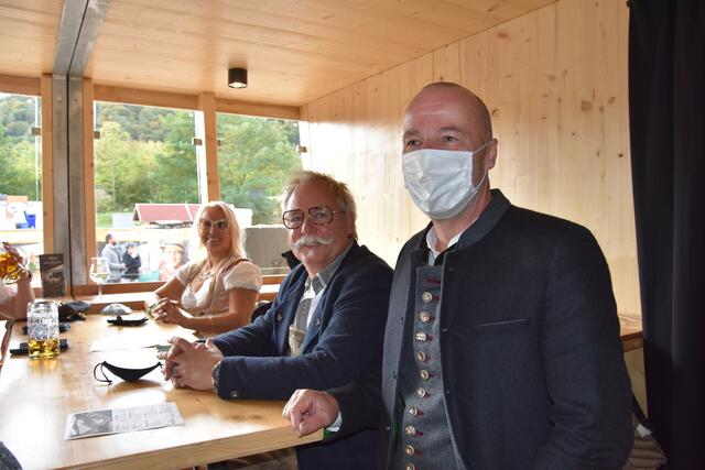 Lechnerwirt Mathias Hofmann mit Gästen in der Lounge