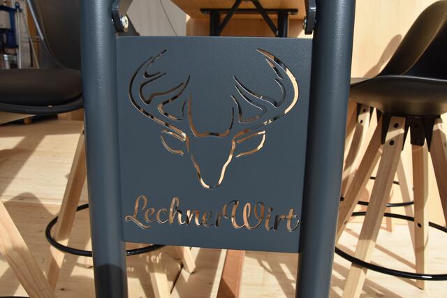 Das Logo des Lechnerwirts findet sich an allen Tischen.