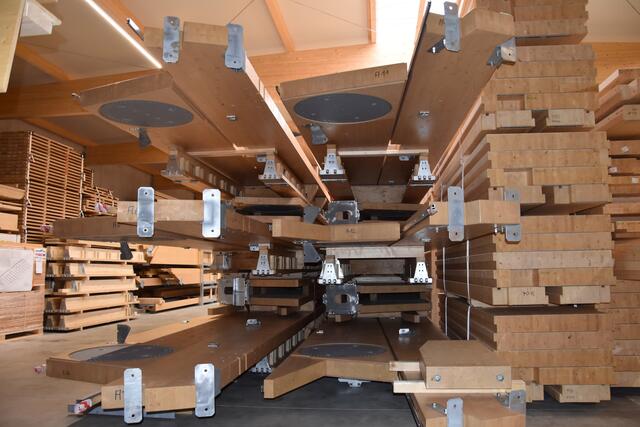 1 von 13 Hauptachsen - fertig vorbereitet für den Transport.