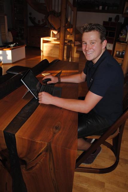 Maximilian Kuger an seinem Meisterstück – einem Schreibtisch aus französischem Nussbaum. | Foto: Andrea Kaller-Fichtmüller