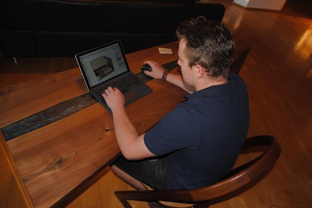 An seinem Meisterstück – einem Schreibtisch aus französischem Nussbaum – arbeitet Maximilian Kuger gerne. | Foto: Andrea Kaller-Fichtmüller