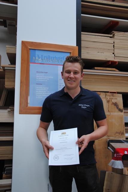 Für eine meisterlich absolvierte Meisterprüfung gab es zum Meisterbrief noch den Meisterpreis der Regierung von Unterfranken für Schreinermeister Maximilian Kuger. | Foto: Andrea Kaller-Fichtmüller