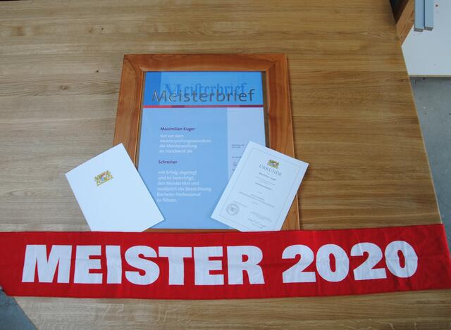 Ein schöner Erfolg für Schreinermeister Maximilian Kuger: Meisterbrief, Urkunde über den Meisterpreis der Regierung von Unterfranken und Meister-Schal. | Foto: Andrea Kaller-Fichtmüller