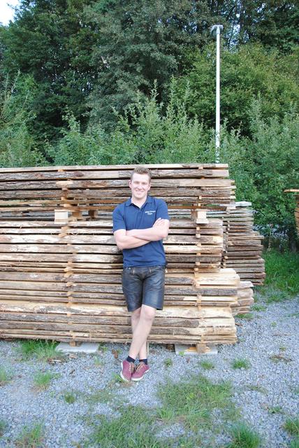 Schreinermeister Maximilian Kuger arbeitet besonders gerne mit heimischem Holz aus der Region. | Foto: Andrea Kaller-Fichtmüller