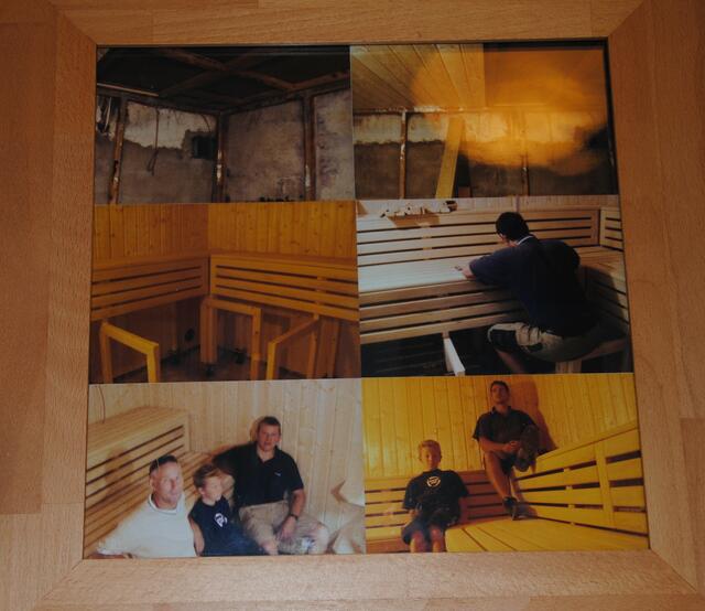 Bereits als kleiner Junge hat Maximilian Kuger seinem Vater geholfen. Hier beim Einbau einer Sauna. | Foto: Andrea Kaller-Fichtmüller