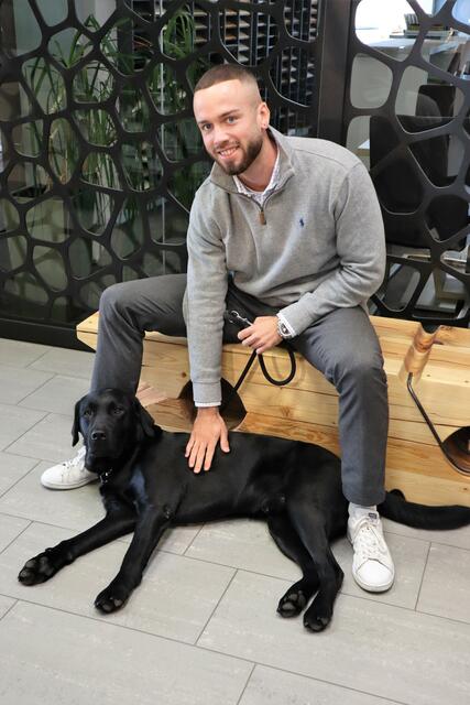 Spazieren gehen mit "Firmenhund" Balou tut gut, wenn es einmal etwas stressiger zugeht.