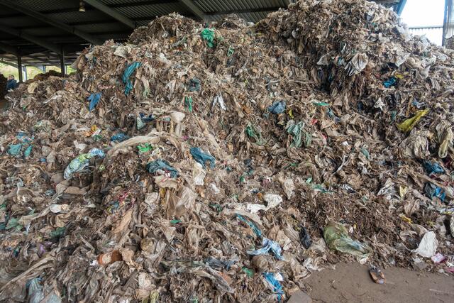 Bergeweise liegt der Plastikmüll im Guggenberger Kompostwerk – alles Störstoffe im Bioabfall, die aufwendig heraussortiert werden müssen.