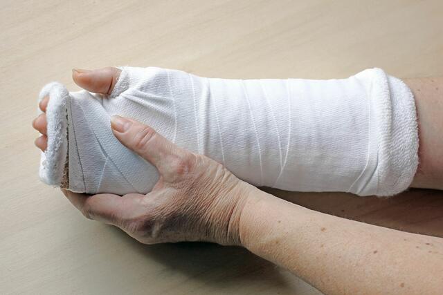 Durch Osteoporose werden die Knochen porös und können brechen. | Foto: clipdealer/pr.nrw