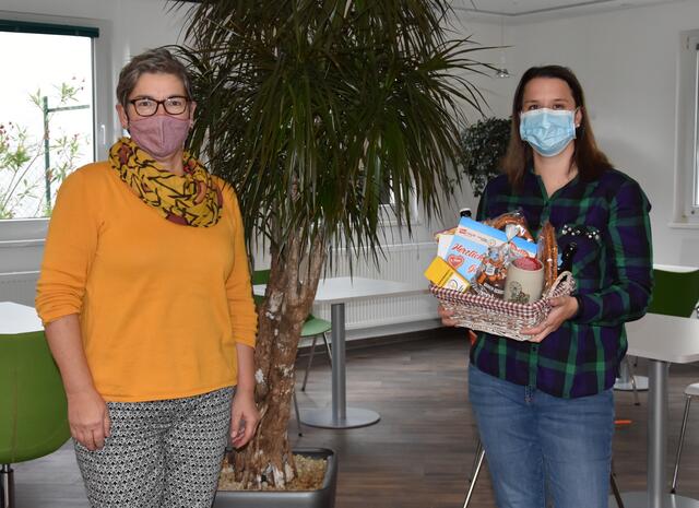 Sabine Rindsfüsser (links) und die fünfte Gewinnerin Jennifer Kammer bei der Preisübergabe im News Verlag in Miltenberg.
