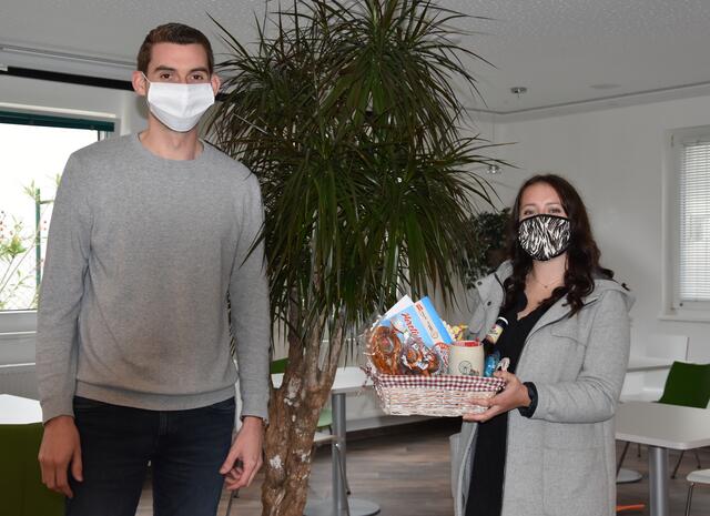 André Rüttiger, Leiter Neue Medien, gratuliert Marie Grünewald zum 1. Platz.