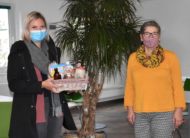 Nadine Zöller (links) erreichte den 4. Platz. Den Preis überreichte Redaktionsleitung Sabine Rindsfüsser.