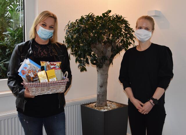 Tanja Parisi (links), die den 2. Platz erreichte, mit Lisa Losert, Beraterin für Neue Medien.