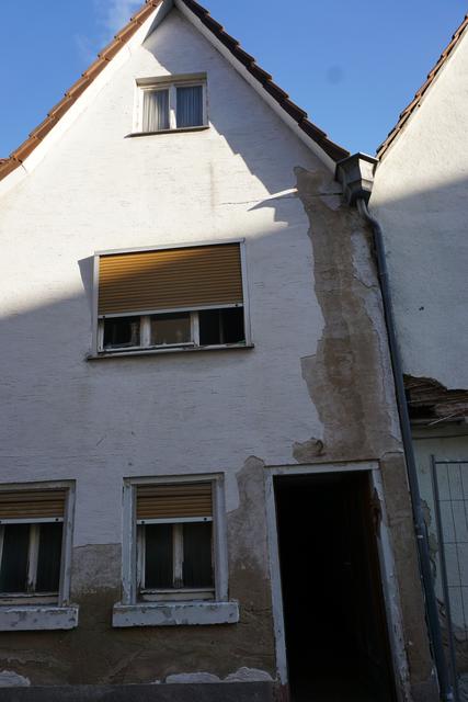 Schon von außen ist das Gebäude der Obdachlosenunterkunft in Obernburg keine Zierde.