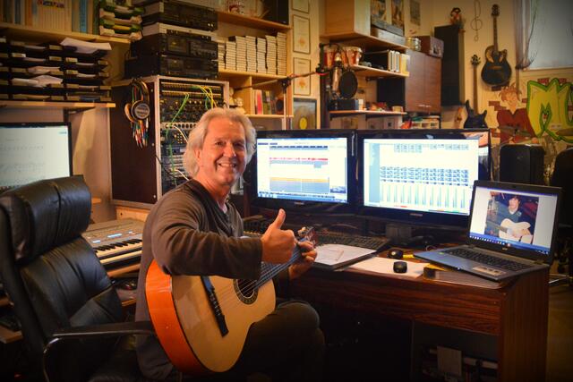 Michael Korn, Leiter Städtische Musikschule Freudenberg, Sänger und Produzent, in seinem Tonstudio. | Foto: privat