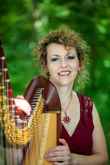 Anne Kox-Schindelin, Harfenistin.