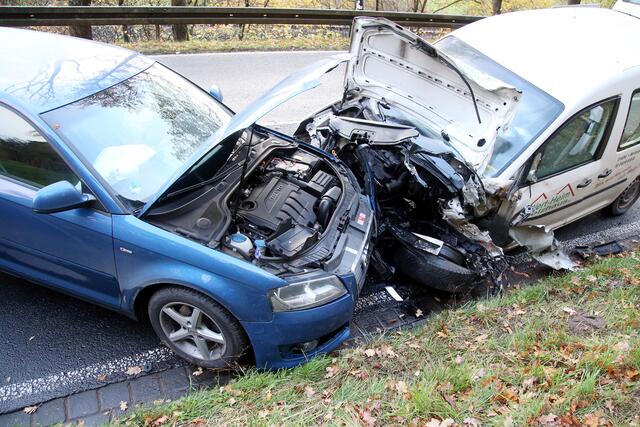 Unfall mit fünf Fahrzeugen – Drei Menschen verletzt: Verkehrsunfall in