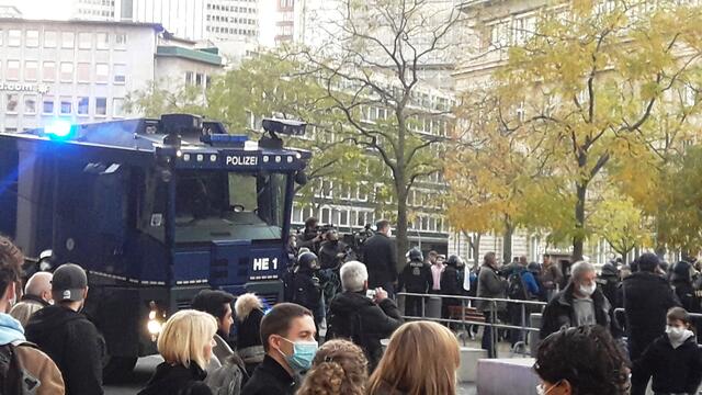 Wasser...Marsch! Der Wasserwerfer der Polizei im baldigen Einsatz, um den Platz zu räumen. Rechts: Die Presseposten | Foto: Privat