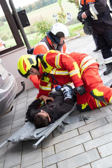 Bei einer Großübung der Freiwilligen Feuerwehr Mönchberg am Aussiedlerhof stellten die Mitglieder der Jugendfeuerwehr die verletzten und betroffenen Personen dar. | Foto: FFW Mönchberg