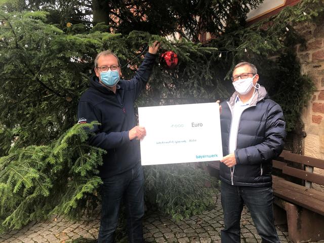 Spendenübergabe durch Herr Schneider vom bayernwerk