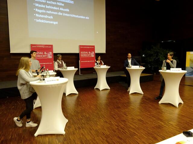 Von links: Hannah Winter und Theo Reichold (SMV), Joachim Schmitt und Steffi Thoma (KAB), Andrea Faggiano (LEV-RS), Monika Hartl (GEW) diskutieren die Frage "Corona & Schule - Wie geht es Dir?"