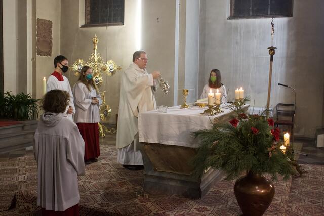 Pfarrer Bernd Winter bei der Gabenbereitung  | Foto: Martin Winkler