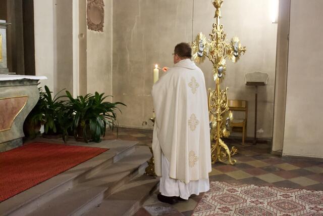 Pfarrer Bernd Winter entzündet die Kerze der Fünf-Wunden-Bruderschaft Miltenberg | Foto: Martin Winkler