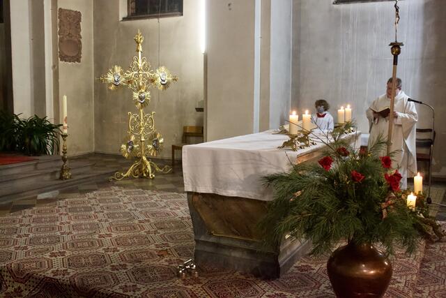 Pfarrer Bernd Winter segnet die Kerze der Fünf-Wunden-Bruderschaft Miltenberg | Foto: Martin Winkler