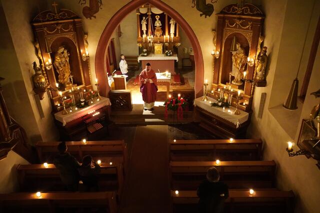 Eindrucksvoller Rorate-Gottesdienst in Miltenberg-Wenschdorf am dritten Adventssonntag um sieben Uhr mit Stadtpfarrer Jan Kölbel.
Bei unseren Wegen im derzeitigen Dunkel, bei den persönlichen Gratwanderungen im Würgegriff der Angst, spenden Kerzen und Lichter Zuversicht, Vertrauen, Hoffnung und Mut.