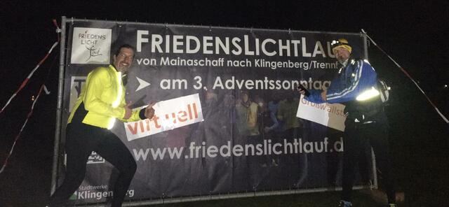 Virtueller Friedenslichtlauf 2020: Der frühe Vogel ... - Mit der dem 1. Post an der Aktion gewannen diese beiden Läufer die sogenannte "Early-bird-Callange".