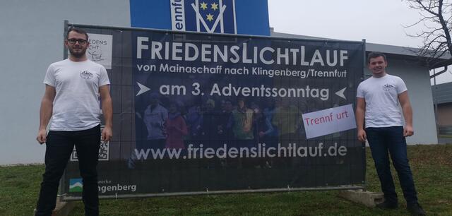 Virtueller Friedenslichtlauf 2020: Zwei engagierte Helfer aus dem ORGA-Friedenslichtlauf-Team. Danke für Eure kreative Unterstützung und helfenden Hände.