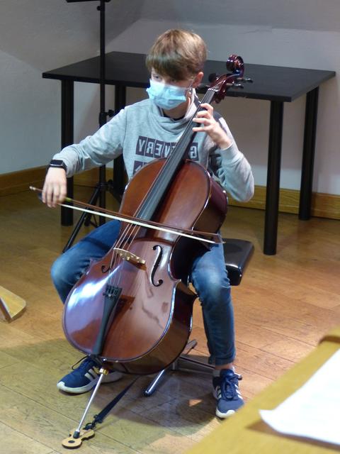 Leon Raups im Unterrichtsraum - mit Maske, 2 Meter Abstand und zusätzlicher Schutzwand