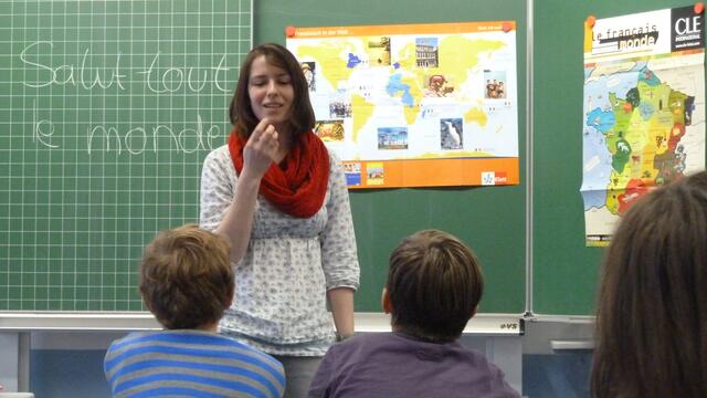 Die Europäische Freiwillige Stéphanie an der Theresia-Gerhardinger-Realschule Amorbach | Foto: Brigitte Hartung-Bretz
