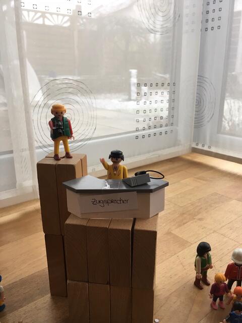 Familie Bräutigam hat einen kompletten Faschingszug aus Playmobil aufgebaut. | Foto: Nadine Bräutigam