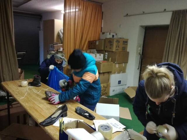 Gesammelte Schuhe zum Versand verpacken ist Familienarbeit. | Foto: Barbara Stegmann