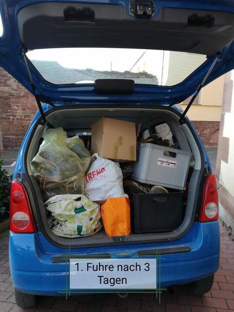 Viermal wurde der Kofferraum an der Kirche gefüllt, die Schuhe dann nach Hause gefahren und dort dann in die Versandkartons verpackt.