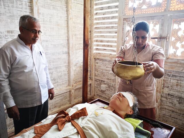 Der Stirnölguss wird in der traditionellen Ayurvedischen Heilkunst vor allem bei neurovegetativen Störungen und bei Stress eingesetzt. Die Anwendung ist blutdrucksenkend.