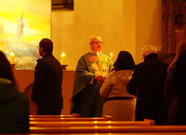 Der Blasius- Segen wird in der katholischen Kirche seit Jahrhunderten gespendet. Er soll vor Halskrankheiten und anderen Beschwerden wie Zahnschmerzen schützen. Üblicherweise hält der Priester beim Segen zwei gekreuzte Kerzen vor das Gesicht des Gläubigen. Heute müssen die AHA-Regeln beachtet werden.