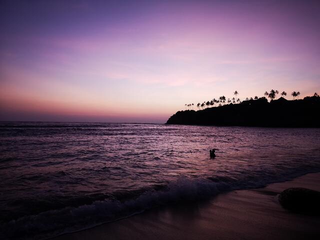 Nur wenige Schritte vom Ayurvie Weligama befindet sich das Meer und der Strand. Dort lassen sich traumhaft schöne Sonnenuntergänge erleben.