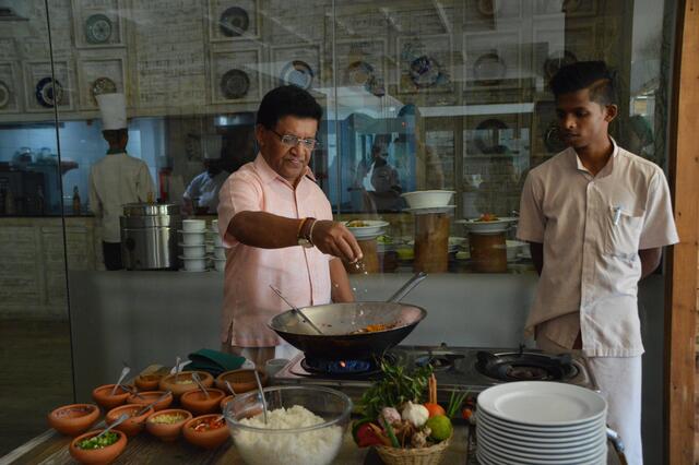 Der deutschsprechende Hotelmanager des Ayurvie Weligama, Asoka Alwis, stellt eindrucksvoll unter Beweis, dass er sich auch in der Zubereitung leckerer, gesunder Speisen versteht. Er hat das deutschsprachige Rezeptbuch "Sri Lankas beste Rezepte" veröffentlicht.