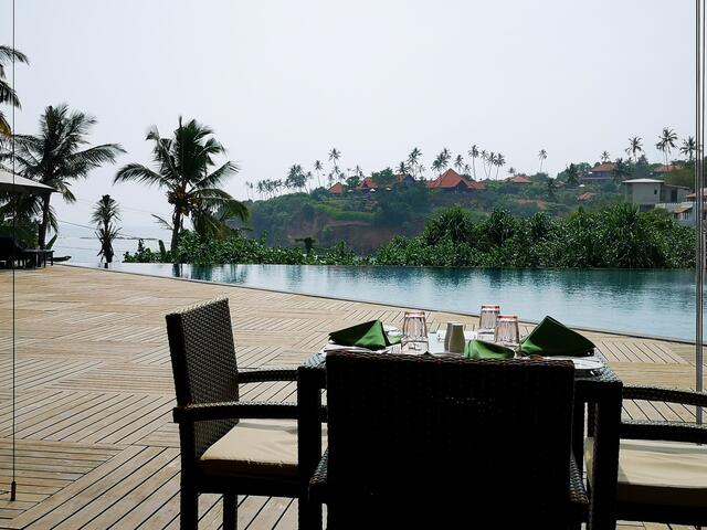 Das Essen im Ayurvie Weligama lässt sich in toller Stimmung einnehmen: Auf der Terrasse mit Blick auf Pool und Meer.