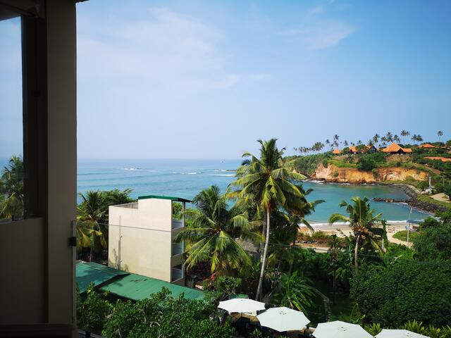 Dank des Glasgeländers am Balkon hat man von den Zimmern im Ayurvie Weligama einen barrierefreien Blick auf Strand und Meer.