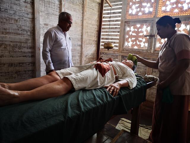 Beim ayurvedischen Stirnguss, Shirodhara genannt, fließt kontinuierlich erwärmtes mit Kräutern vermischtes Öl auf den Kopf. Es beruhigt das vegetative Nervensystem und entspannt wunderbar.